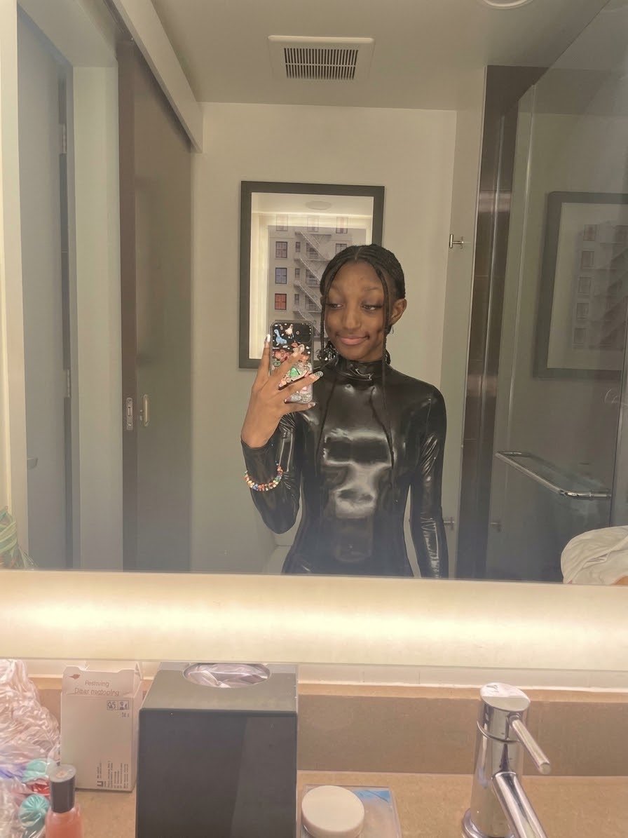 keracreamy's tweet photo. My latex shiny enough?😏 https://t.co/pihSE2e2ql