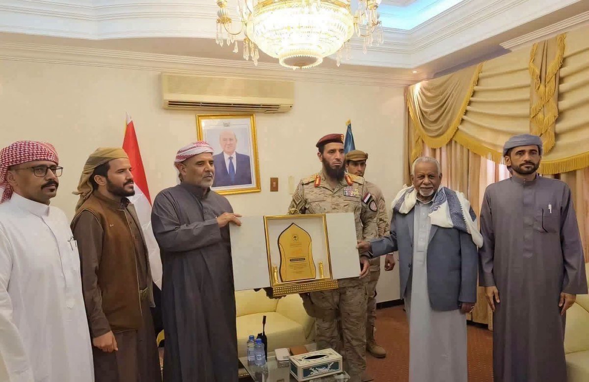 fajr2w's tweet photo. خل عيدروس قد هرب وهذا موضوع مالنا علاقة فيه.
ممكن تشرح للجميع من هو القايد العسكري في الصورة ومن يقف يمينه وشماله وعلى ماذا التكريم واين موقع التصوير؟

أصلح شأنك اولاً ثم بعدها أعط الاخرين مواعظك في الوطنيه. https://t.co/69Kde2j8jy