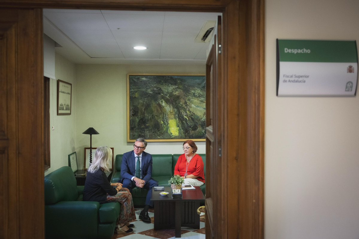 GaviraVox's tweet photo. ⚖️ Ayer mantuve en Granada sendas reuniones con el presidente del TSJA, Lorenzo del Río, y con la fiscal superior de Andalucía, Ceuta y Melilla, Ana Tárrago.

Dos encuentros de trabajo para analizar la situación de la Justicia en Andalucía, conocer de primera mano sus principales necesidades y avanzar en las mejoras que requiere nuestro sistema judicial.

La Justicia se mejora escuchando a quienes la sostienen cada día, afrontando los problemas y dando soluciones. Ahí es donde vamos a estar.
