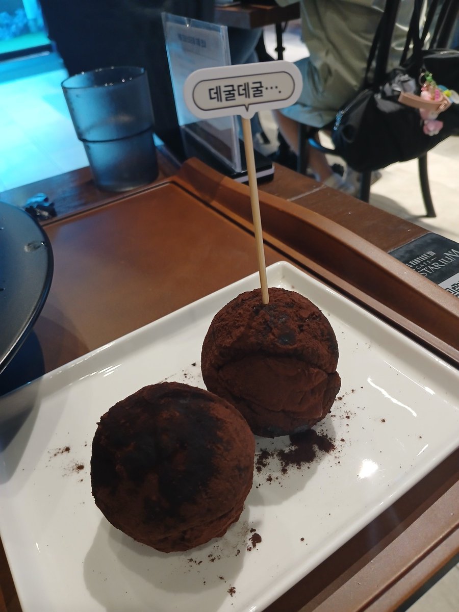 F14GG's tweet photo. 두쫀쿠: 맛있었어요 근데 한개만 먹었어요 아이디어를 사랑해~
하데스 포도음료: 폴라포보다 포도시럽맛이 찐하게 느껴짐 하데스 결정조각 있는게 감동... 이쁘고 무슨맛날까 궁금해서 저것만 먹었는데 걍대왕얼음씹어먹은사람됨 https://t.co/S2bbompa58