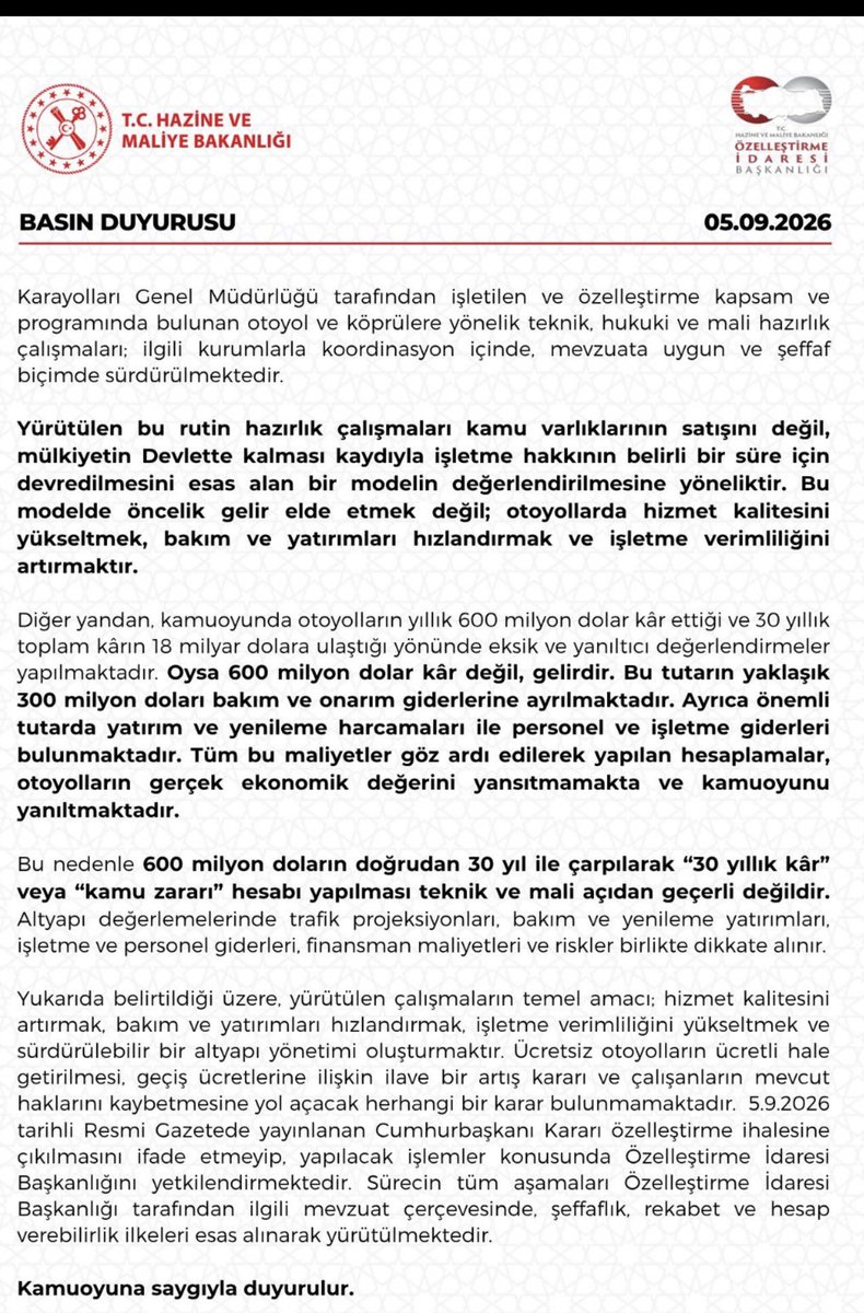 zafersahin06's tweet photo. Otoyol ve köprülerle ilgili “özelleştirme” tartışmasına Hazine ve Maliye Bakanlığı’ndan açıklama:

▪️ Otoyol ve köprüler satılmayacak. Mülkiyet devlette kalacak, belirli süreyle işletme hakkı devri modeli değerlendiriliyor.

▪️ Henüz özelleştirme ihalesine çıkılmış değil. Cumhurbaşkanı Kararı, Özelleştirme İdaresi’ni hazırlık işlemleri için yetkilendiriyor.

▪️ “Otoyollar yılda 600 milyon dolar kâr ediyor” iddiası doğru değil. 600 milyon dolar kâr değil, gelir.

▪️ Bu gelirin yaklaşık 300 milyon doları bakım ve onarıma gidiyor. Buna yatırım, yenileme, personel ve işletme giderleri de ekleniyor.

▪️ Bu nedenle “600 milyon dolar x 30 yıl = 18 milyar dolar kâr/kamu zararı” hesabının teknik ve mali açıdan geçersiz.

▪️ Ücretsiz otoyolların ücretli hale getirilmesi veya geçiş ücretlerine ilave zam kararı yok.

▪️ Çalışanların mevcut haklarını kaybetmesine yönelik de herhangi bir karar bulunmuyor.