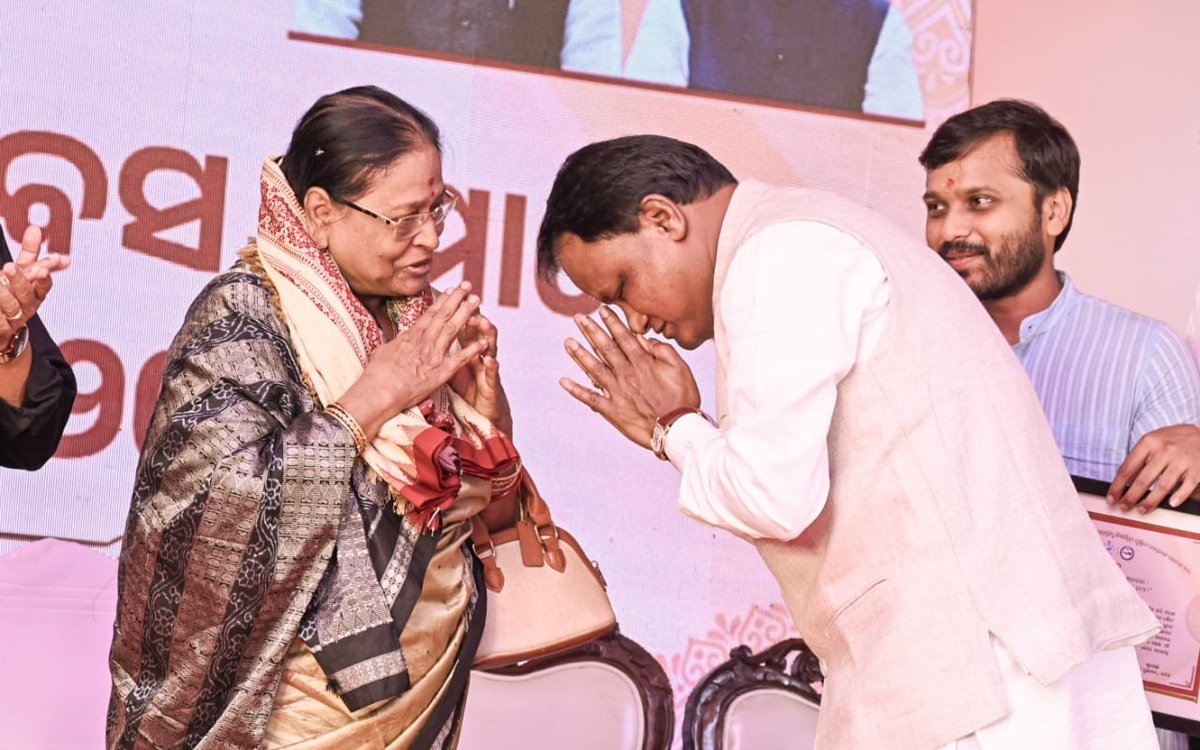 CMO_Odisha's tweet photo. ମାନନୀୟ ମୁଖ୍ୟମନ୍ତ୍ରୀ ଶ୍ରୀ ମୋହନ ଚରଣ ମାଝୀ କଟକଠାରେ ଆୟୋଜିତ ରାଜ୍ୟସ୍ତରୀୟ ଗୁରୁ ଦିବସ ସମାରୋହରେ ଯୋଗଦେଇ ପୂର୍ବତନ ରାଷ୍ଟ୍ରପତି ଡଃ ସର୍ବପଲ୍ଲୀ ରାଧାକୃଷ୍ଣନଙ୍କ ପ୍ରତି ଶ୍ରଦ୍ଧାଞ୍ଜଳି ଜ୍ଞାପନ କରିଛନ୍ତି ।

ଏହି ଅବସରରେ ସମାଜ ନିର୍ମାଣରେ ଗୁରୁଙ୍କ ଭୂମିକାକୁ ଅତୁଳନୀୟ ଆଖ୍ୟା ଦେଇ, ‘କେଜି ରୁ ପିଜି’ ନିଃଶୁଳ୍କ ଶିକ୍ଷା ଓ ‘ଗୋଦାବରୀଶ ମିଶ୍ର ଆଦର୍ଶ ପ୍ରାଥମିକ ବିଦ୍ୟାଳୟ’ ଯୋଜନା ମାଧ୍ୟମରେ ରାଜ୍ୟର ଶିକ୍ଷା ବ୍ୟବସ୍ଥାରେ ଏକ ଯୁଗାନ୍ତକାରୀ ରୂପାନ୍ତର ଆଣିବା ସରକାରଙ୍କ ମୁଖ୍ୟ ଲକ୍ଷ୍ୟ ବୋଲି ମାନ୍ୟବର ମୁଖ୍ୟମନ୍ତ୍ରୀ  ପ୍ରକାଶ କରିଛନ୍ତି। 'ପଞ୍ଚସଖା ଶିକ୍ଷା ସେତୁ' ଜରିଆରେ ସରକାର, ଶିକ୍ଷକ, ଅଭିଭାବକ ଓ ପୁରାତନ ଛାତ୍ରଛାତ୍ରୀଙ୍କ ମିଳିତ ସହଯୋଗରେ ପ୍ରତ୍ୟେକ ବିଦ୍ୟାଳୟକୁ ଜ୍ଞାନ, ସଂସ୍କାର ଓ ସୃଜନଶୀଳତାର ଆଦର୍ଶ ପୀଠରେ ପରିଣତ କରି ଏକ ସଶକ୍ତ, ସମୃଦ୍ଧ ଓ ଆତ୍ମନିର୍ଭର ଓଡ଼ିଶା ଗଢ଼ିତୋଳିବାକୁ ସେ ଆହ୍ୱାନ ଦେଇଛନ୍ତି।