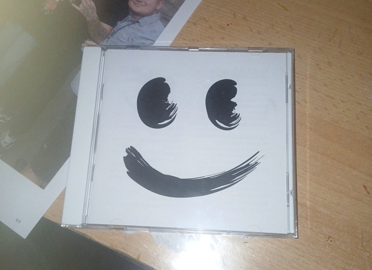 K0piga's tweet photo. Dude I got so fucking drunk last night what the fuck that was so fun bro🐰
took a pic w loco loco AND THE DRUMMER GAVE ME THE FUCKING DRUMSTICK(I was gojng at it after all) also got a harlej cd, loco loco shirt and 3 stickers and a pin as freebies. Oh and a bracelet. #locoloco https://t.co/QkFmn4MPlY