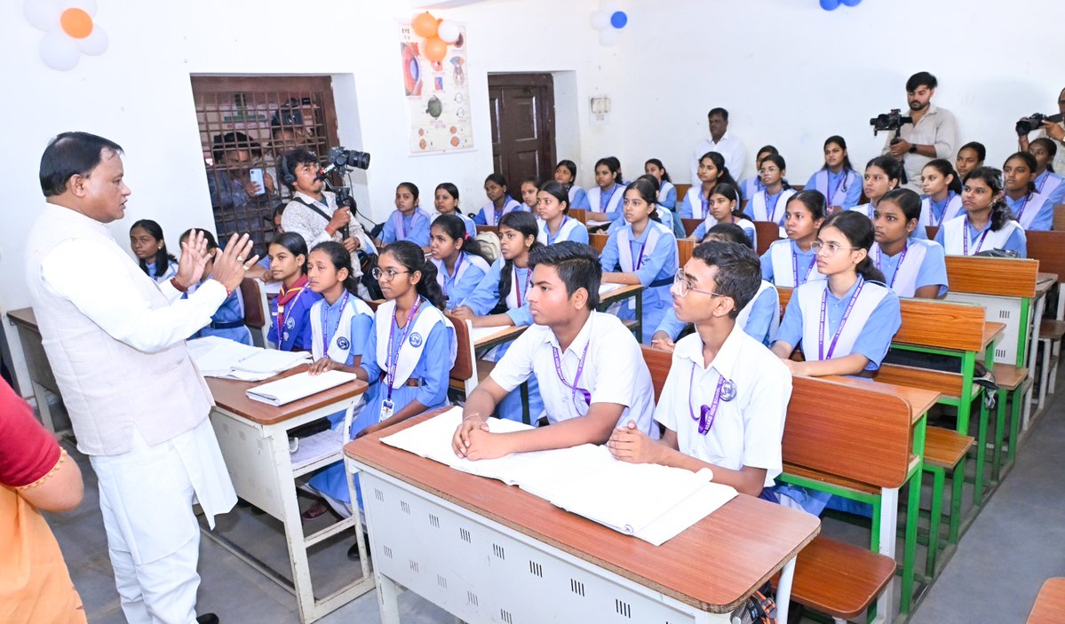 CMO_Odisha's tweet photo. ମାନନୀୟ ମୁଖ୍ୟମନ୍ତ୍ରୀ ଶ୍ରୀ ମୋହନ ଚରଣ ମାଝୀ କଟକଠାରେ ଆୟୋଜିତ ରାଜ୍ୟସ୍ତରୀୟ ଗୁରୁ ଦିବସ ସମାରୋହରେ ଯୋଗଦେଇ ପୂର୍ବତନ ରାଷ୍ଟ୍ରପତି ଡଃ ସର୍ବପଲ୍ଲୀ ରାଧାକୃଷ୍ଣନଙ୍କ ପ୍ରତି ଶ୍ରଦ୍ଧାଞ୍ଜଳି ଜ୍ଞାପନ କରିଛନ୍ତି ।

ଏହି ଅବସରରେ ସମାଜ ନିର୍ମାଣରେ ଗୁରୁଙ୍କ ଭୂମିକାକୁ ଅତୁଳନୀୟ ଆଖ୍ୟା ଦେଇ, ‘କେଜି ରୁ ପିଜି’ ନିଃଶୁଳ୍କ ଶିକ୍ଷା ଓ ‘ଗୋଦାବରୀଶ ମିଶ୍ର ଆଦର୍ଶ ପ୍ରାଥମିକ ବିଦ୍ୟାଳୟ’ ଯୋଜନା ମାଧ୍ୟମରେ ରାଜ୍ୟର ଶିକ୍ଷା ବ୍ୟବସ୍ଥାରେ ଏକ ଯୁଗାନ୍ତକାରୀ ରୂପାନ୍ତର ଆଣିବା ସରକାରଙ୍କ ମୁଖ୍ୟ ଲକ୍ଷ୍ୟ ବୋଲି ମାନ୍ୟବର ମୁଖ୍ୟମନ୍ତ୍ରୀ  ପ୍ରକାଶ କରିଛନ୍ତି। 'ପଞ୍ଚସଖା ଶିକ୍ଷା ସେତୁ' ଜରିଆରେ ସରକାର, ଶିକ୍ଷକ, ଅଭିଭାବକ ଓ ପୁରାତନ ଛାତ୍ରଛାତ୍ରୀଙ୍କ ମିଳିତ ସହଯୋଗରେ ପ୍ରତ୍ୟେକ ବିଦ୍ୟାଳୟକୁ ଜ୍ଞାନ, ସଂସ୍କାର ଓ ସୃଜନଶୀଳତାର ଆଦର୍ଶ ପୀଠରେ ପରିଣତ କରି ଏକ ସଶକ୍ତ, ସମୃଦ୍ଧ ଓ ଆତ୍ମନିର୍ଭର ଓଡ଼ିଶା ଗଢ଼ିତୋଳିବାକୁ ସେ ଆହ୍ୱାନ ଦେଇଛନ୍ତି।