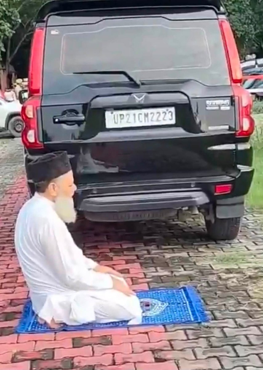 askrajeshsahu's tweet photo. मुरादाबाद के सर्किट हाउस में एक खाली शांत जगह पर सपा जिला उपाध्यक्ष हाजी मोहम्मद उस्मान ने नमाज पढ़ी। किसी ने वीडियो बना लिया। अब मोहम्मद उस्मान के खिलाफ मुकदमा हो गया। 

अभी मैं इस कार्रवाई को गलत कहूंगा तो लोग कुतर्क करते हुए कहेंगे कि तुम्हारे घर पर कोई पढ़ता तो क्या कहते। इस इन कुतर्कों को नजर अंदाज करते हुए मैं कहता हूं कि यह कार्रवाई गलत है। 

नमाज, पूजा के लिए भी अगर FIR होने लगे तो इस देश का ऊपर वाला ही मालिक है।