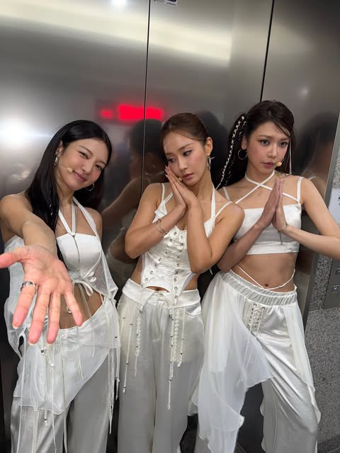 dorkyuri's tweet photo. HRS ON 👸🏻👸🏻👸🏻
HRS OFF 🤡🤡
https://t.co/gJXQlIIAiO https://t.co/I1IWecGYaB