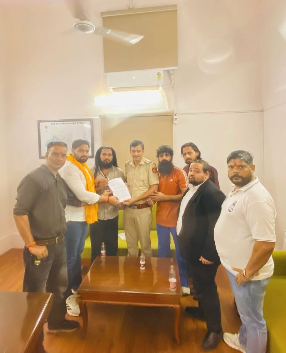 AkkuPandit008's tweet photo. हमने FIR दे दिया है निशु आजाद और संजय के उपर #fir #nishuazad #sanjayazad https://t.co/VhhZhIqTwg