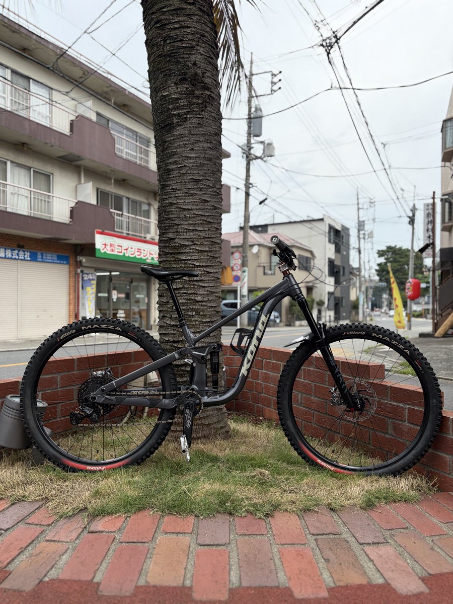astbikes's tweet photo. 今回のカスタムは、 #chrisking の #ヘッドセット #カーボンハンドルバー #ステム そして #magura #mt7 のインストールをしました。止まっててもハンドリングが軽いと喜んで頂きました
#マウンテンバイク
#deitycalifornia
#astbikes
#astforest
#練馬板橋
#和光市秩父市
#マウンテンバイクショップ https://t.co/zDMBSwMHv9
