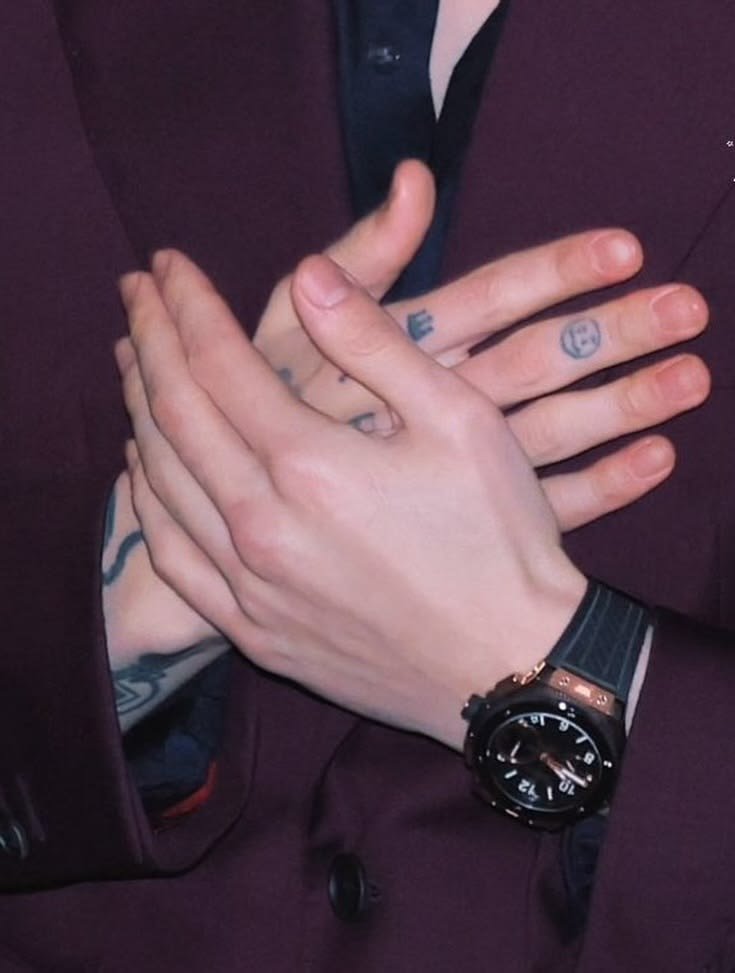 Jeonparkcple's tweet photo. Guys I think I literally know whose hand this is kkk👀 https://t.co/yVkNX1PFQw