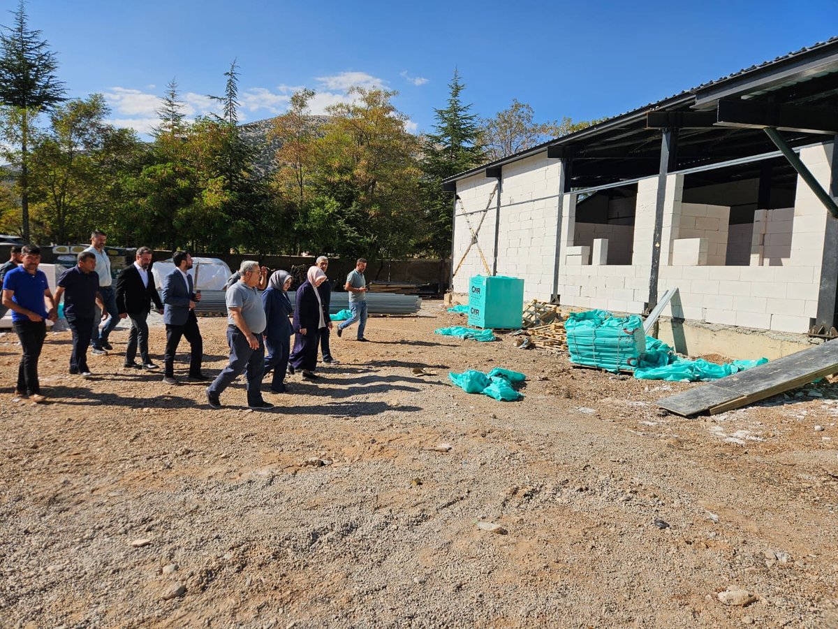 AkKahramanmaras's tweet photo. 📍#Nurhak

Milletvekilimiz Dr.Tuba Köksal, İl Başkan Yardımcılarımız Sefa Aydın Sarıfakıoğlu, Mehmet Akın Öncül, Nurhak İlçe Başkanımız Günay Uysal ve Teşkilatımız;

📌 Nurhak ilçemizde yapımı devam eden Barış İlkokulu ile Nurhak İlkokulu ve Ortaokulu inşaat alanlarında inceleme,
📌 Hüyük ve Karaçar Mahallelerimizde Fadime Çakır ve Sultan Zincir ailelerinin hanelerine ziyaret, 
📌 AK Parti Nurhak İlçe Başkanlığımızda teşkilatımızla bir araya gelerek İlçe Danışma Meclisi Toplantısı,
📌 Nurhak İlçe Kaymakamı Sn. Kerem Tuncer’e ziyaret ve 
📌 Nurhak Merkezde 2 katlı binalardan oluşan 710 Konut Projede hak sahibi olan Zeynep Cücük ve ailesine ziyarette bulundular.

#AKPARTİ
#Kahramanmaraş 🇹🇷