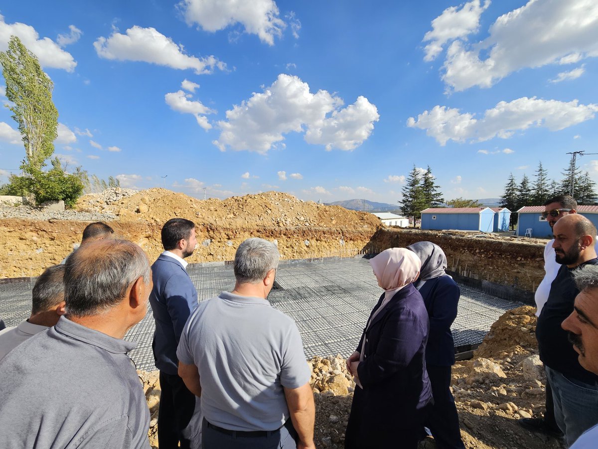 AkKahramanmaras's tweet photo. 📍#Nurhak

Milletvekilimiz Dr.Tuba Köksal, İl Başkan Yardımcılarımız Sefa Aydın Sarıfakıoğlu, Mehmet Akın Öncül, Nurhak İlçe Başkanımız Günay Uysal ve Teşkilatımız;

📌 Nurhak ilçemizde yapımı devam eden Barış İlkokulu ile Nurhak İlkokulu ve Ortaokulu inşaat alanlarında inceleme,
📌 Hüyük ve Karaçar Mahallelerimizde Fadime Çakır ve Sultan Zincir ailelerinin hanelerine ziyaret, 
📌 AK Parti Nurhak İlçe Başkanlığımızda teşkilatımızla bir araya gelerek İlçe Danışma Meclisi Toplantısı,
📌 Nurhak İlçe Kaymakamı Sn. Kerem Tuncer’e ziyaret ve 
📌 Nurhak Merkezde 2 katlı binalardan oluşan 710 Konut Projede hak sahibi olan Zeynep Cücük ve ailesine ziyarette bulundular.

#AKPARTİ
#Kahramanmaraş 🇹🇷