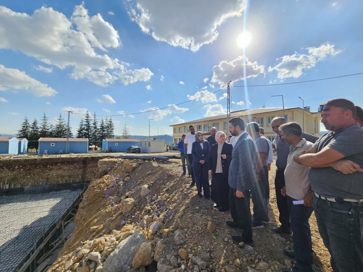 AkKahramanmaras's tweet photo. 📍#Nurhak

Milletvekilimiz Dr.Tuba Köksal, İl Başkan Yardımcılarımız Sefa Aydın Sarıfakıoğlu, Mehmet Akın Öncül, Nurhak İlçe Başkanımız Günay Uysal ve Teşkilatımız;

📌 Nurhak ilçemizde yapımı devam eden Barış İlkokulu ile Nurhak İlkokulu ve Ortaokulu inşaat alanlarında inceleme,
📌 Hüyük ve Karaçar Mahallelerimizde Fadime Çakır ve Sultan Zincir ailelerinin hanelerine ziyaret, 
📌 AK Parti Nurhak İlçe Başkanlığımızda teşkilatımızla bir araya gelerek İlçe Danışma Meclisi Toplantısı,
📌 Nurhak İlçe Kaymakamı Sn. Kerem Tuncer’e ziyaret ve 
📌 Nurhak Merkezde 2 katlı binalardan oluşan 710 Konut Projede hak sahibi olan Zeynep Cücük ve ailesine ziyarette bulundular.

#AKPARTİ
#Kahramanmaraş 🇹🇷
