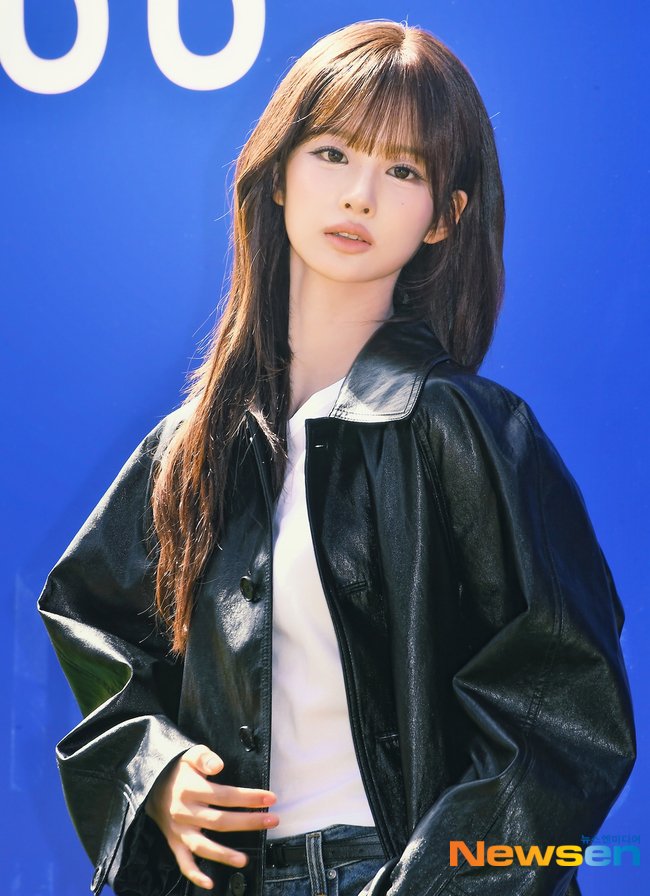 nmixxpics_'s tweet photo. Sullyoon's photo wall press pictures at Seoul Fashion Week today for Dunst https://t.co/P95HZ6lJty
