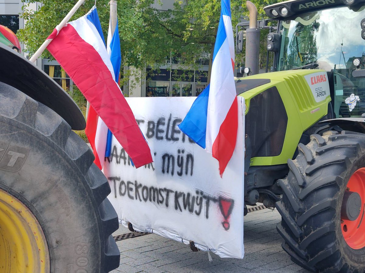 Viswakker1's tweet photo. Leeuwarden kleurt vandaag weer boerenrood, maar NOS en de mainstream media laten het bewust afweten. 🙈

​Ze willen het er niet over hebben, dus maken wij de dienst uit.

​Geef een ♥️ als jij pal achter onze boeren én onze voedselzekerheid staat!

#boerenprotest #Leeuwarden https://t.co/95c78iLDKm
