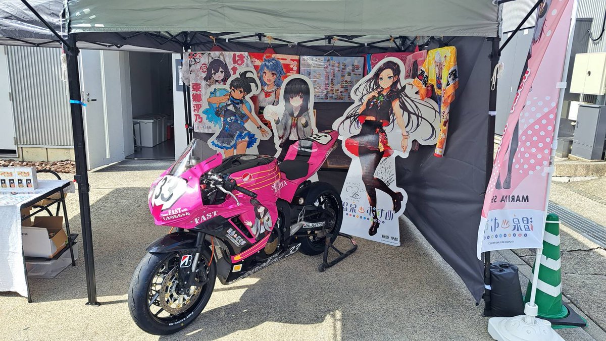 shimaria_222's tweet photo. しまりあちゃんの応援のために、伊都ちゃんと亜矢海ちゃんも駆けつけてくれました！レースはスタンドからも観戦できますが、パドックにブースがあるので是非こちらも見に来てくださいね✨️
当日はご来場のぽかさん向けに、ささのうち農園さんのみかんジュース配布も予定しております🍊
#鈴鹿4耐 https://t.co/yZ7FsWG7tP
