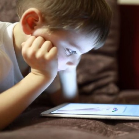 SciNatureNews's tweet photo. JUST IN🚨: Screen time destroys toddler's brains. For every 30 minutes, the risk of speech delay increases 49%. https://t.co/7lYtxiEzV1