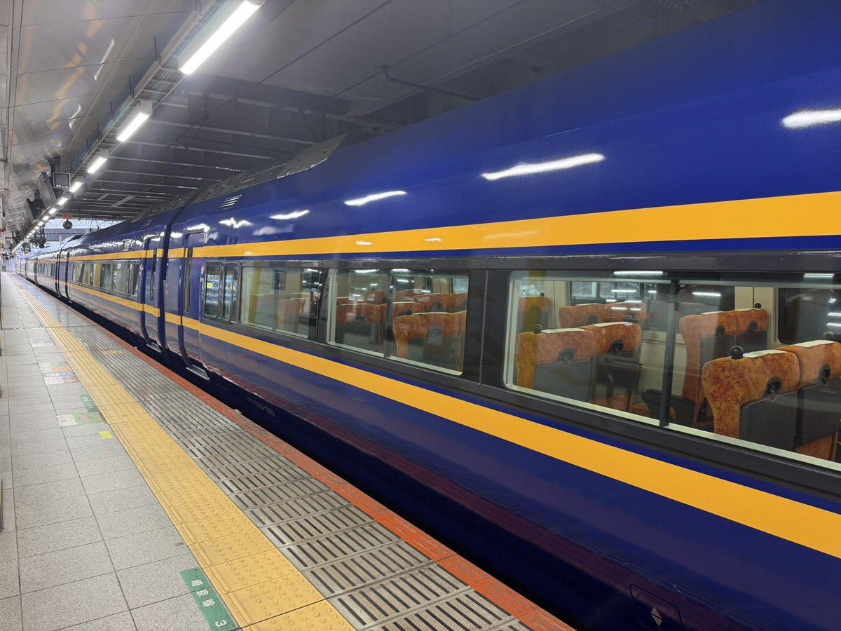 JY09gami3's tweet photo. 塗装が変わった特急日光はじめて見た。
ブルートレインみたいで夜に合いそうなカラーですね！ https://t.co/xICXGv7xhD