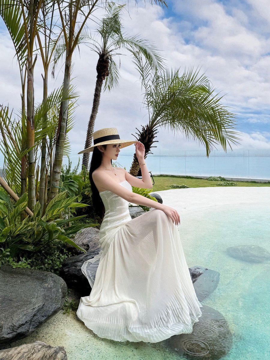 MaraHal1204's tweet photo. White flowy dress, big straw hat. Ocean‑side pool resort moment. #OOTDshare #ResortStyle #TravelSnap https://t.co/hKaJdMf9F4