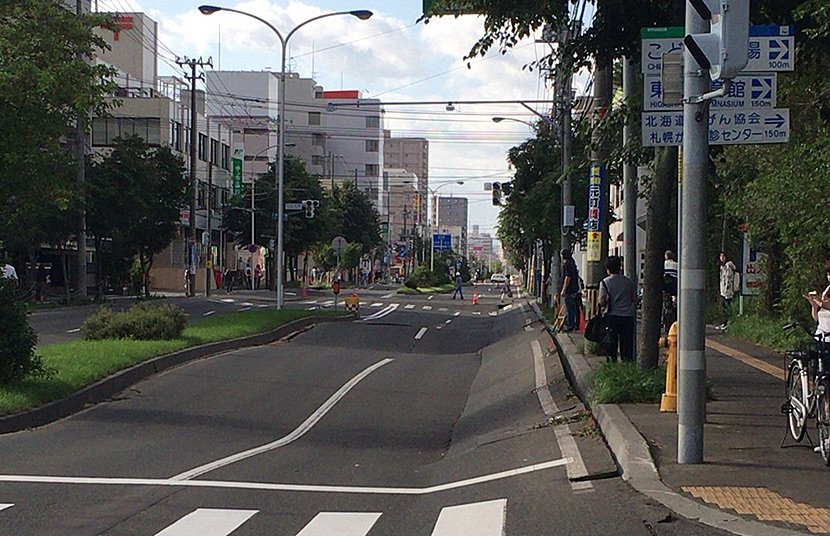 mst_hide's tweet photo. 明日9月6日は、北海道胆振東部地震発生から8年目の日となります。
地震による停電で、すすきのでは暗い中で、幾つもの悲鳴があがっていたそうです。
写真4枚目はコンビニの棚から食べ物と飲み物が消えた中で、唯一売れ残った食料品です。 https://t.co/pctMhnSy0i