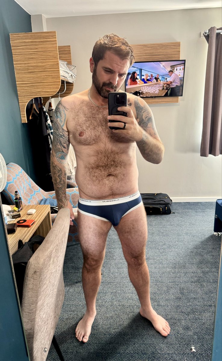 JustAnEssexDan's tweet photo. Today’s pants may be my new favourites https://t.co/dn3vdPR8oH