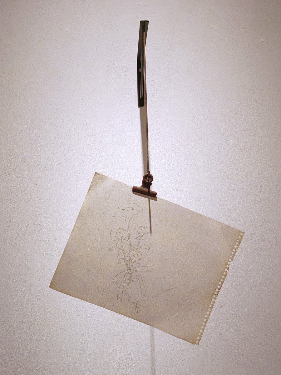 nkjsts's tweet photo. S_R Galleryで今日から始まった「不現相」。前原冬樹さんの《一刻（花束とpepperbox）》。目玉クリップや紙など全て一本の木から彫られていて、鉛筆画に見える部分は油彩だという。
https://t.co/tDTrP8nAMp https://t.co/vyzfUGnsmG
