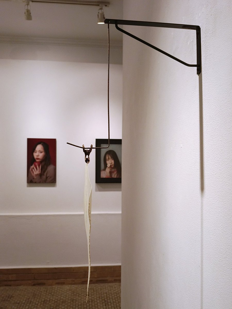 nkjsts's tweet photo. S_R Galleryで今日から始まった「不現相」。前原冬樹さんの《一刻（花束とpepperbox）》。目玉クリップや紙など全て一本の木から彫られていて、鉛筆画に見える部分は油彩だという。
https://t.co/tDTrP8nAMp https://t.co/vyzfUGnsmG