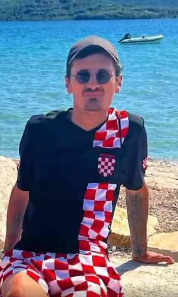 KrahSNSa's tweet photo. "Zapamtite moje reci: promeni li se vlast, terace Srbe na idu na Tompsonove koncerte i da vicu "za dom spremni"

- SNS pusta Tompsonove pesme na Zvezdari
- SKY produkcija obezbedjuje razglas za Tompsonove koncerte
- Sin Vesne Savovic Petkovic poslanice SNS je veliki obozavalac Tompsona i ustaskih simbola