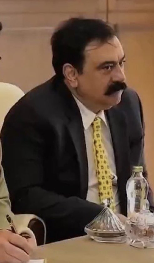 Aftab_Nazir's tweet photo. یار من حافظ صاحب نے کمال کا ون لائنر کہا تھا

’’اگر انڈیا کے پاس اجیت دوول ہے تو ہمارے پاس بھی فیصل نصیر ہے۔‘‘

اس ایک جملے پر میں ایک عرصے تک غور کرتا رہا، پھر جب بھارت کی ایک ایک چال وقت کے ساتھ کھل کر سامنے آنا شروع ہوئی اور پاکستان سمیت دنیا بھر کے سامنے انڈین دراندازیوں اور شرارتوں کا چرچا ہوا تو اس خاموش اسپائی ماسٹر کی حکمتِ عملی اور اسٹریٹجک سوچ کا قائل ہوتا چلا گیا۔

آج دل کچھ بوجھل تھا، یار من سے بات ہوئی تو وہ اپنی مخصوص معصومانہ مسکراہٹ کے ساتھ گویا ہوئے

’’بندے کو اگر کام آتا ہو تو وہ کہیں بھی جائے، اپنی کارکردگی سے جھنڈے گاڑ کر دکھا سکتا ہے۔‘‘

نیکٹا کیا تھی اور کیا رہی، یہ سب جانتے ہیں، مگر نیکٹا اب کیا ہوگی؟ اس کا فیصلہ وقت کرے گا

اجیت دوول کو عہدے نے مؤثر نہیں بنایا اصل چیز اسکی صلاحیت تھی جس نے عہدے کو اثر میں بدلا اسی طرح کسی شخص کی آزمائش بھی اس کے منصب سے نہیں، اس میدان سے ہوتی ہے جو اسے اپنی صلاحیت دکھانے کے لیے ملتا ہے۔
تاریخ میں بعض لوگ عہدوں سے پہچانے جاتے ہیں، اور بعض کے ہاتھ میں آنے والے عہدے اپنی پہچان بدل لیتے ہیں۔

کام کا بندہ جہاں کھڑا ہو، وہیں سے لکیر کھنچنا شروع ہوجاتی ہے، شرط صرف یہ ہے کہ اسے کام کرنے کا میدان ملے
آفتاب نذیر