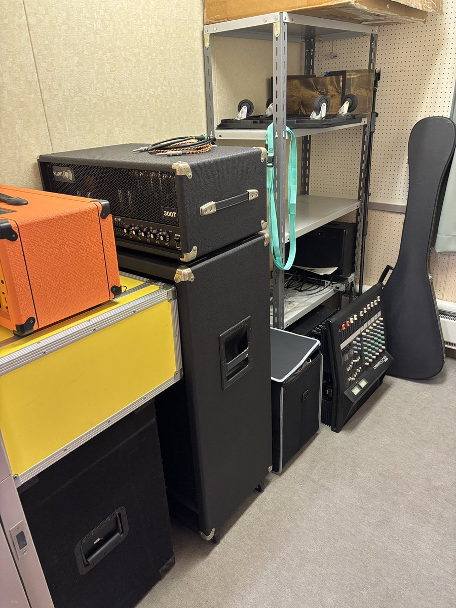 kenchanman9811's tweet photo. とりあえずブリッジのコマを新品に交換して弾ける状態になったので秘密の保管庫に置いてきた。 https://t.co/F9j43NJeUa