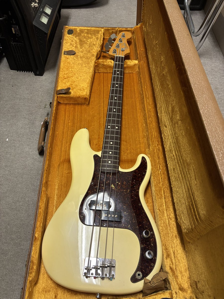 kenchanman9811's tweet photo. とりあえずブリッジのコマを新品に交換して弾ける状態になったので秘密の保管庫に置いてきた。 https://t.co/F9j43NJeUa