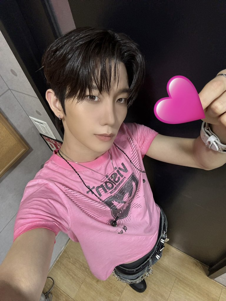 TNX_twt's tweet photo. 🩷😬🩷

#TNX #티엔엑스
#오성준 #SUNGJUN https://t.co/X9HfbwQEc5