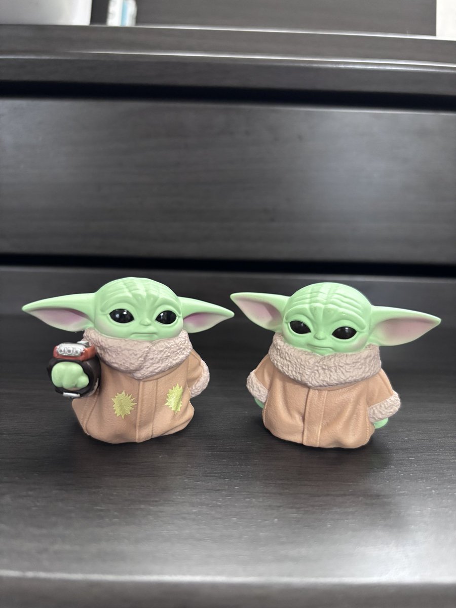 thisisthe_slay's tweet photo. 地方のモールだから心配だったけどお目当てのハズブロのグローグーフィギュアゲット出来ました。ついでにソフビも一個購入。カラフルで可愛い(^^)手前の子が一番お気に入り！#マンダロリアン https://t.co/e9QudHWVtb