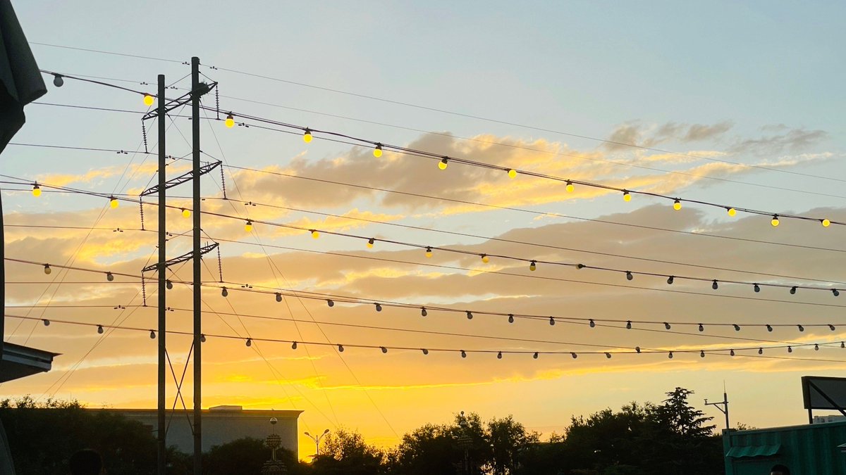 EmilioBanermh9's tweet photo. Just caught a sunset acoustic set at the rooftop café, the warm guitar strums + soft vocals turned a regular evening into something magical. Music really is the best vibe booster. https://t.co/sAkgbpGPkO