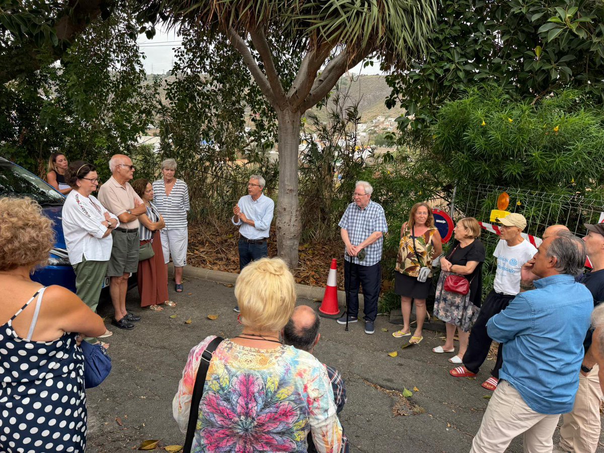 PPLPGC's tweet photo. 📍 Visitamos la calle Soria, en la Urbanización Santa Margarita, Marzagán.
👥 Los vecinos nos trasladan su preocupación por los problemas en la ejecución de las obras de reparación del vial.
🔵 Seguimos escuchando y recorriendo los barrios de #LPGC. https://t.co/Vxy1Yflbho
