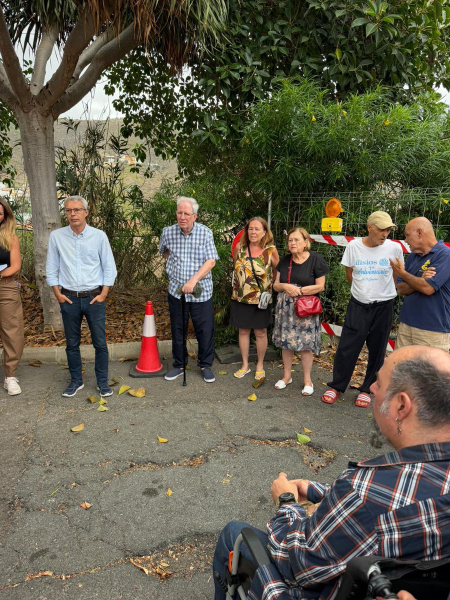 PPLPGC's tweet photo. 📍 Visitamos la calle Soria, en la Urbanización Santa Margarita, Marzagán.
👥 Los vecinos nos trasladan su preocupación por los problemas en la ejecución de las obras de reparación del vial.
🔵 Seguimos escuchando y recorriendo los barrios de #LPGC. https://t.co/Vxy1Yflbho