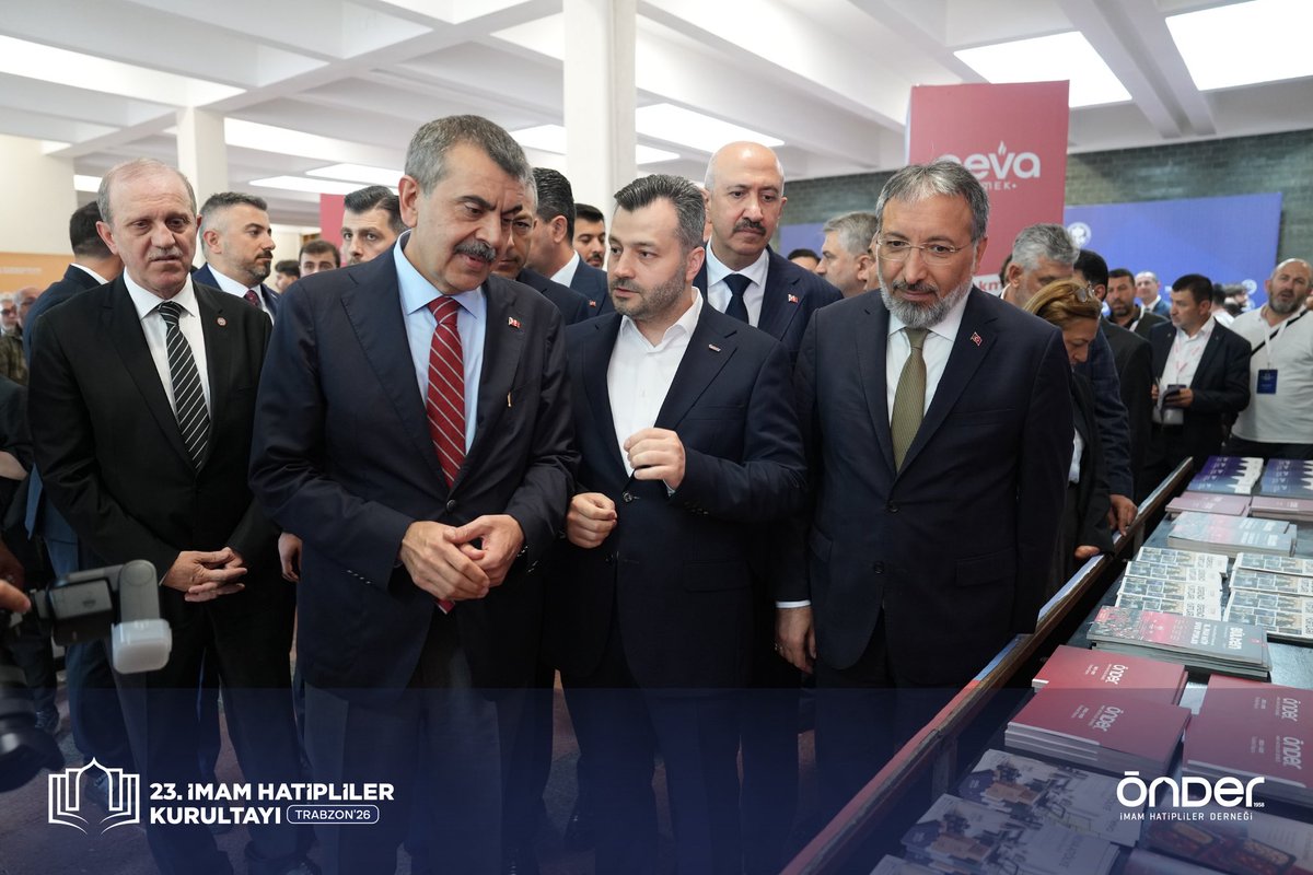 onderihl's tweet photo. 23. İmam Hatipliler Kurultayı kapsamında fuaye alanımızda yürüttüğümüz çalışmaları ve projelerimizi tanıttık.

Millî Eğitim Bakanımız ve Diyanet İşleri Başkanımız, fuaye alanımızı ziyaret ederek faaliyetlerimiz hakkında bilgi aldı. Genel Başkanımız Abdullah Ceylan’ın aktardığı bilgiler eşliğinde gençlik çalışmalarımızı, projelerimizi ve imam hatip camiamıza yönelik yürüttüğümüz faaliyetleri paylaşma fırsatı bulduk.

Birlikte üretiyor, gençliğimiz için çalışmaya devam ediyoruz.

#kurultay #imamhatip #trabzon #önder