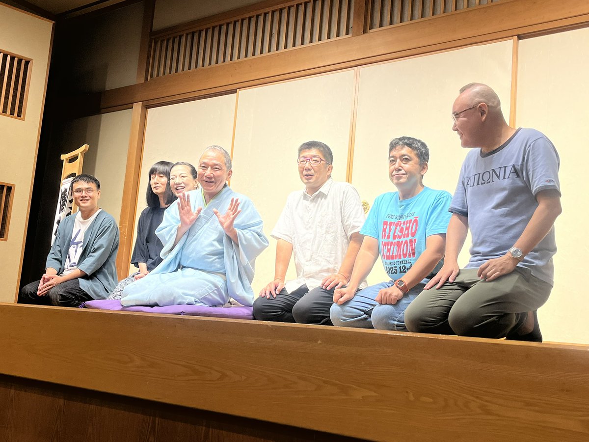 aachiromomokoha's tweet photo. 知人のご紹介で池袋演芸場へ。 
キャパ93人の小さい演芸場だから、距離が近くて客としても緊張する。 
でもお三味の音や人の声が心地よくて、油断すると…笑 
いろんな芸が見られて面白い。 
しかも2,500円か3,000円で1日楽しめるのは安すぎる。
#池袋演芸場 https://t.co/y0X3WwI2uk