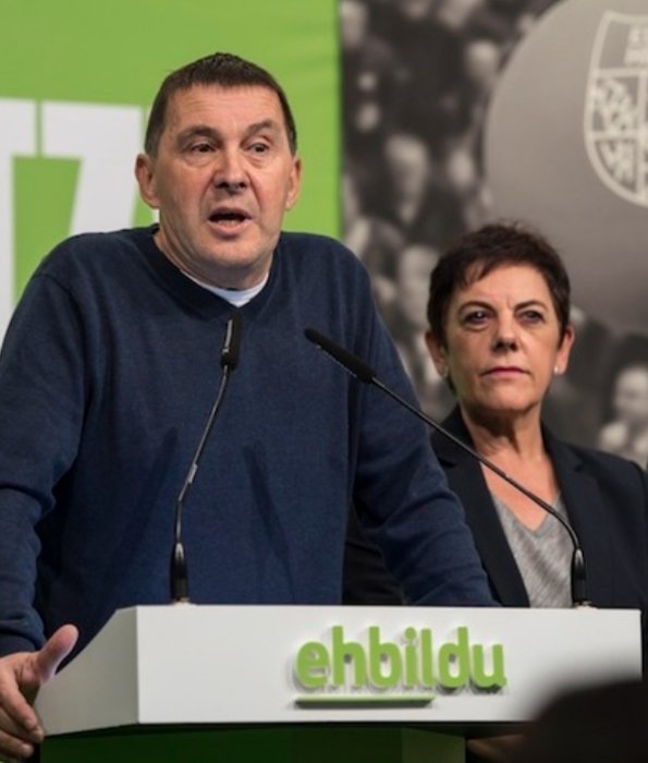 ProfesorTornas5's tweet photo. Que asesinen a un familiar tuyo debe ser durísimo. Ver a estos dos seres asquerosos en el parlamento de tu país debe ser como si te apuñalaran el alma mil veces seguidas.
Mi solidaridad y cariño a todas las víctimas de ETA que deben ver a estos excrementos a diario en los medios. https://t.co/5tQTOEhCqt