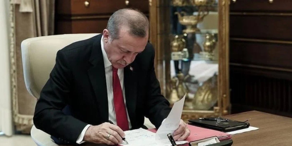 ankarasosyaltr's tweet photo. Cumhurbaşkanı Erdoğan'ın Masasındaki Seçim Müjdeleri:

📍Asgari ücret, memur ve emeklilere zam
📍Taşerona kadro ve atamalar
📍Ehliyet affı
📍Emeklilik düzenlemeleri https://t.co/vRI9UMMujv