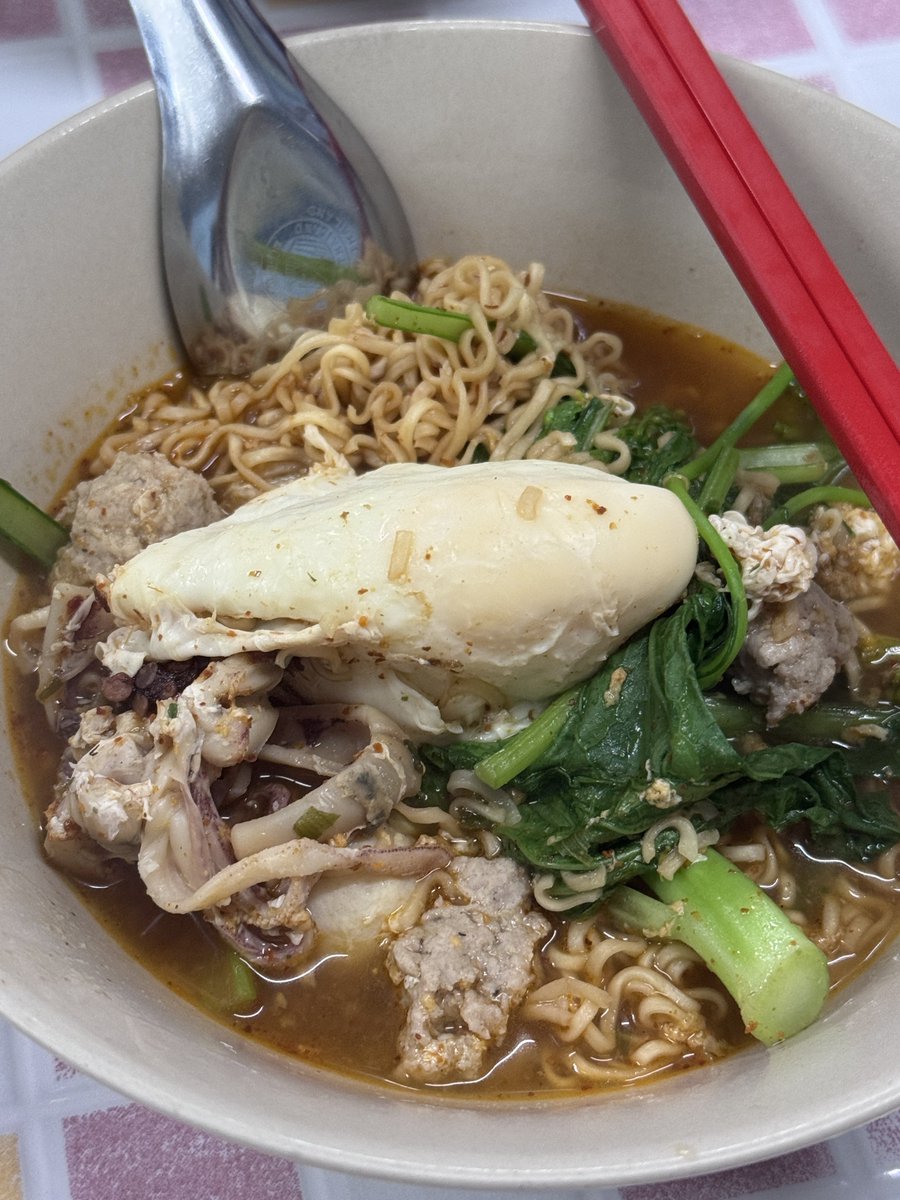 Fall__In's tweet photo. #fallinพากิน เชียงใหม่ รอบที่ n 😂 แต่คราวนี้กินร้านใหม่ๆ ที่ไม่เคยกิน เนื่องจากลงเครื่องดึก แต่ร้านนี้ยังเปิดอยู่ มาม่าฟ้าธานี ไปละรอคิวเปบนึง แต่รอทำมาม่าค่ดนานนน นานมากกก สั่งหมูสับไป สรุปเผ็ดมาก 😭😭 เผ็ดมากๆ ขนาดเราว่าเรากินเผ็ดพอได้ยังแบบไม่ไหว ตอนแรกนึกว่าเค้าจะมาแบบมาม่าหมูสับเปล่า ละให้เราเติมพริกเองแต่ไม่ เค้าใส่มาเลย ขนาดพี่ที่ไปด้วยกันไม่คลุกก็เผ็ดสะบัด ในชามจะมีเครื่องให้ มีไข่มีหมูลูกชิ้น รวมๆอะ อร่อยนะ แต่เผ็ดจัด + นานเกินตอนรอทำอะ