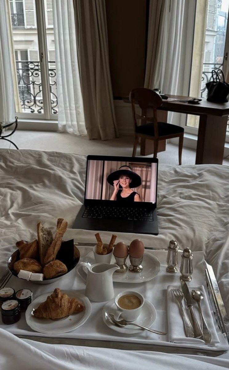 silkvanille's tweet photo. Saturday morning 
breakfast in bed https://t.co/wSSK6jHlyO