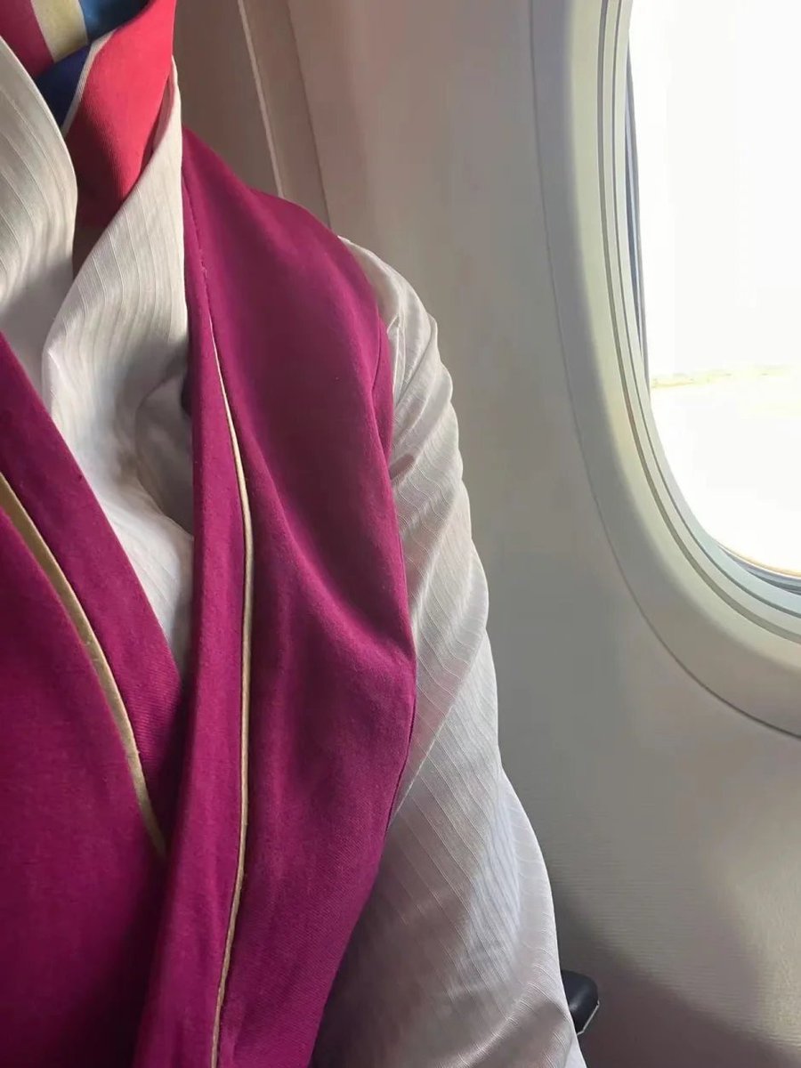 RailtonGill's tweet photo. 南方的雨季，我真的怕了为了防止在飞机上面也湿身这次包里背着一套。#空姐 #空姐日常 https://t.co/pupgkSLQO9