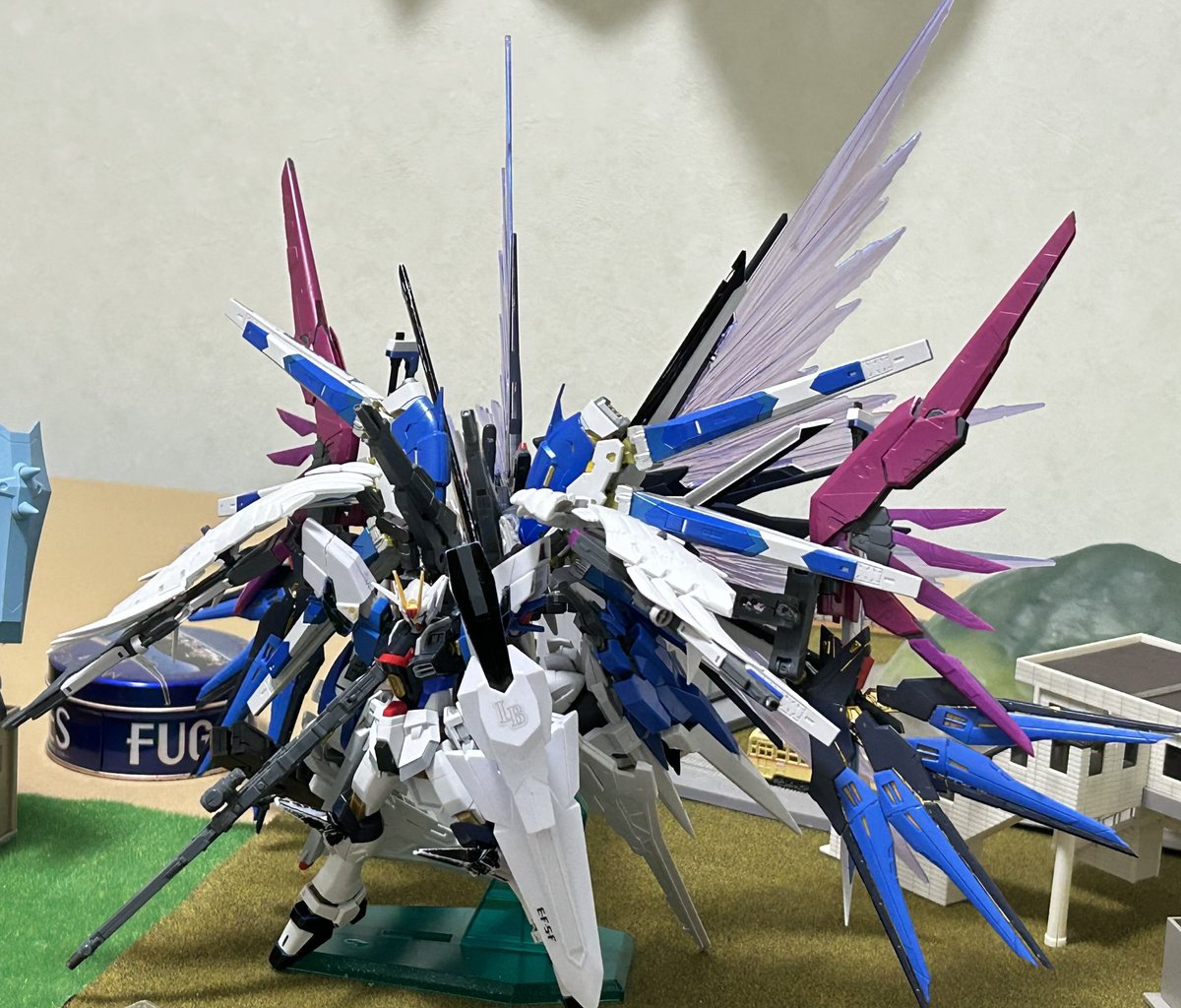 TOKIWAtetsudo's tweet photo. 盛りまくれ〜
盛りまくれ〜
ガンダム〜 https://t.co/kYcKmon8Z9