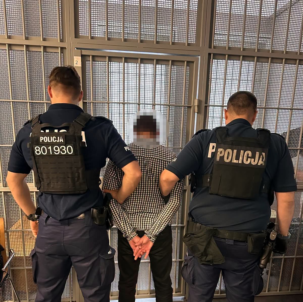 mordownik4u's tweet photo. 🚨30-latek z Ukrainy wiozł ludzi Lexusem mimo zatrzymanego prawa jazdy. Jak go złapali, najpierw się szarpał, a potem zaproponował 500 zł, żeby „zapomnieć o całej sytuacji”.

Prawo jazdy stracił w czerwcu za jazdę ponad 50 km/h w terenie zabudowanym. Kilka miesięcy później znowu siedział za kółkiem i woził pasażerów. Firma, pod której szyldem jeździł, najwyraźniej nie sprawdziła, czy kierowca w ogóle może legalnie prowadzić.

Policjanci powiedzieli mu, że łapówka to już osobne przestępstwo. On i tak próbował dalej. Lexus na parking, on na komendę.

Kolejny przypadek, w którym „gościnność” spotyka się z brakiem podstawowych uprawnień i próbą kupienia sobie spokojnego wyjazdu za 500 zł.

ℹ️KSP