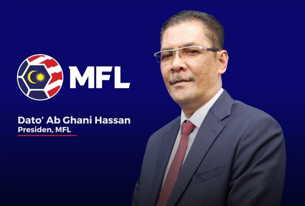 Sayf_ismail's tweet photo. Pemilihan FAM tidak adil?

Berbeza dengan semua calon lain yg bertanding, Dato' Ab Ghani ada 'unfair advantage'.

Beliau gerenti akan ada jawatan EXCO FAM walaupun kalah dlm pemilihan Presiden!

Ini kerana beliau sudah dijamin kerusi Naib Presiden 2 FAM atas kedudukannya sebagai Presiden MFL.

Ini tidak adil untuk kesemua 22 calon lain yang sekiranya kalah, akan balik dengan tangan kosong. 

Ab Ghani sebaliknya sudah confirm jawatan EXCO apapun terjadi.

Ini tidak Adil! 

22 calon yg lain yang masing² mempetaruhkan reputasi dan kedudukan dlm pemilihan ini.

Jadi, untuk berlaku adil kepada calon² lain serta menunjukkan integriti peribadi dalam proses pemilihan, Ab Ghani ada 2 pilihan:

(1) lepaskan jawatan Presiden MFL sebelum pemilihan 17 September dan bersama-sama dgn calon lain bertanding dgn risiko yg sama

atau

(2) Tarik diri daripada pemilihan Presiden FAM dan selepas 17 September ambil jawatan Naib Presiden 2 atas tiket Presiden MFL.

Bagi saya ini perkara yg sgt serious sekiranya FAM dan bolesepak Malaysia ingin melangkah kedepan dgn kaki kanan. 

Cc: @FAM_Malaysia, JK Pemilihan FAM, 22 calon lain yg bertanding, Ahli Gabungan FAM, Netizen,