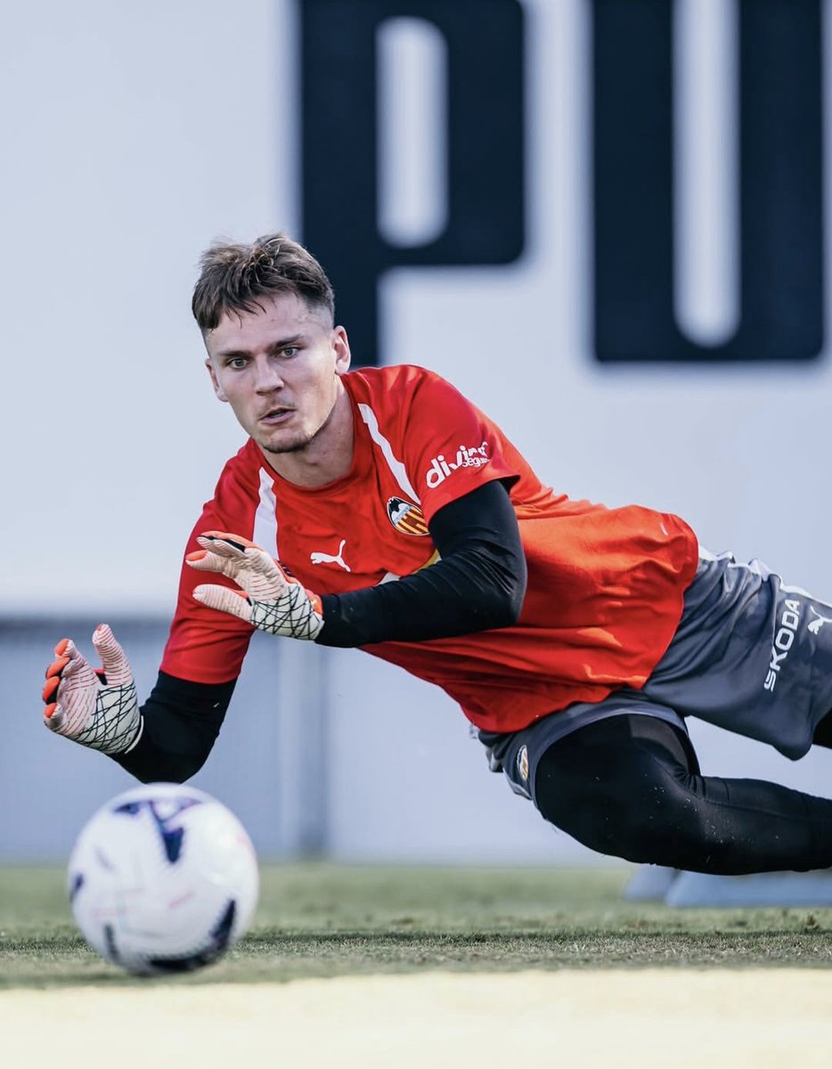 Elpartitdelauna's tweet photo. 🚨 Informació @Elpartitdelauna.

😬 Luis Rioja NO entrena en l'última sessió del València abans d'enfrontar-se al Barça i serà baixa per a demà. 

✅️ Kayne Van Oevelen sí s'ha exercitat amb els seus companys. https://t.co/HUCEIncoOc