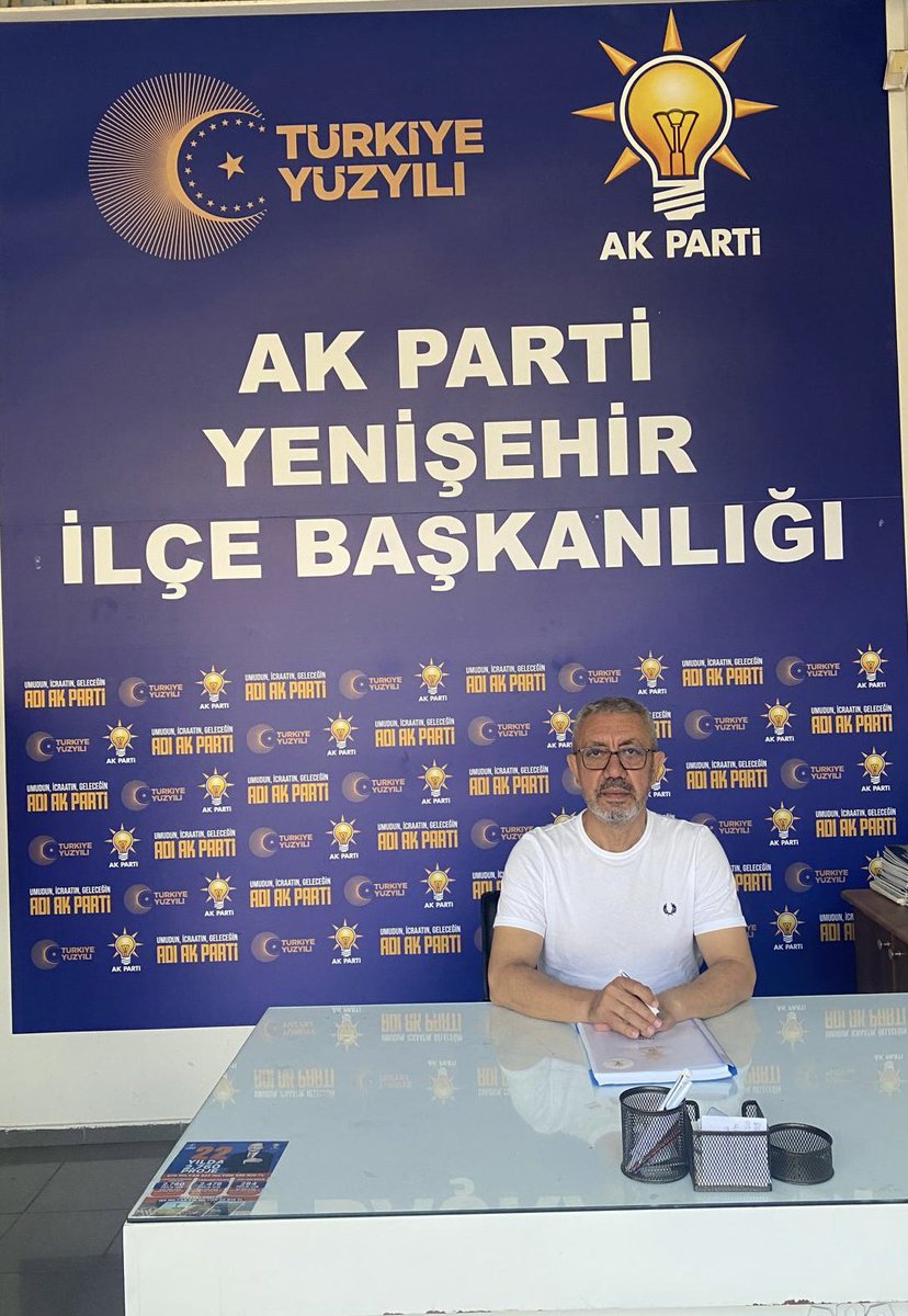 akyenisehirilce's tweet photo. 🇹🇷 Milletimize hizmet anlayışıyla görevimizin başındayız.

Bugün, ilçe başkanlığımızda yürütülen nöbet görevini İlçe Sekreterimiz Sn. Murat Kılınç getirmektedir.

Vatandaşlarımızdan gelen her türlü talep, öneri ve görüşü dinlemek üzere sizleri ilçe başkanlığımıza bekliyoruz.

📞 İletişim: (0324) 326 59 70
