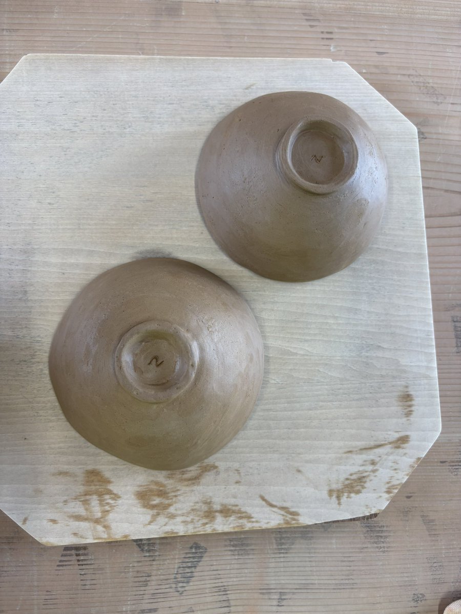 diary_naoko's tweet photo. 陶芸教室に行きました。
赤土で作った植木鉢の受け皿とカップに白い釉薬をかけました。
そしてお茶碗を削りました。

#陶芸 https://t.co/7v9sWovOxV