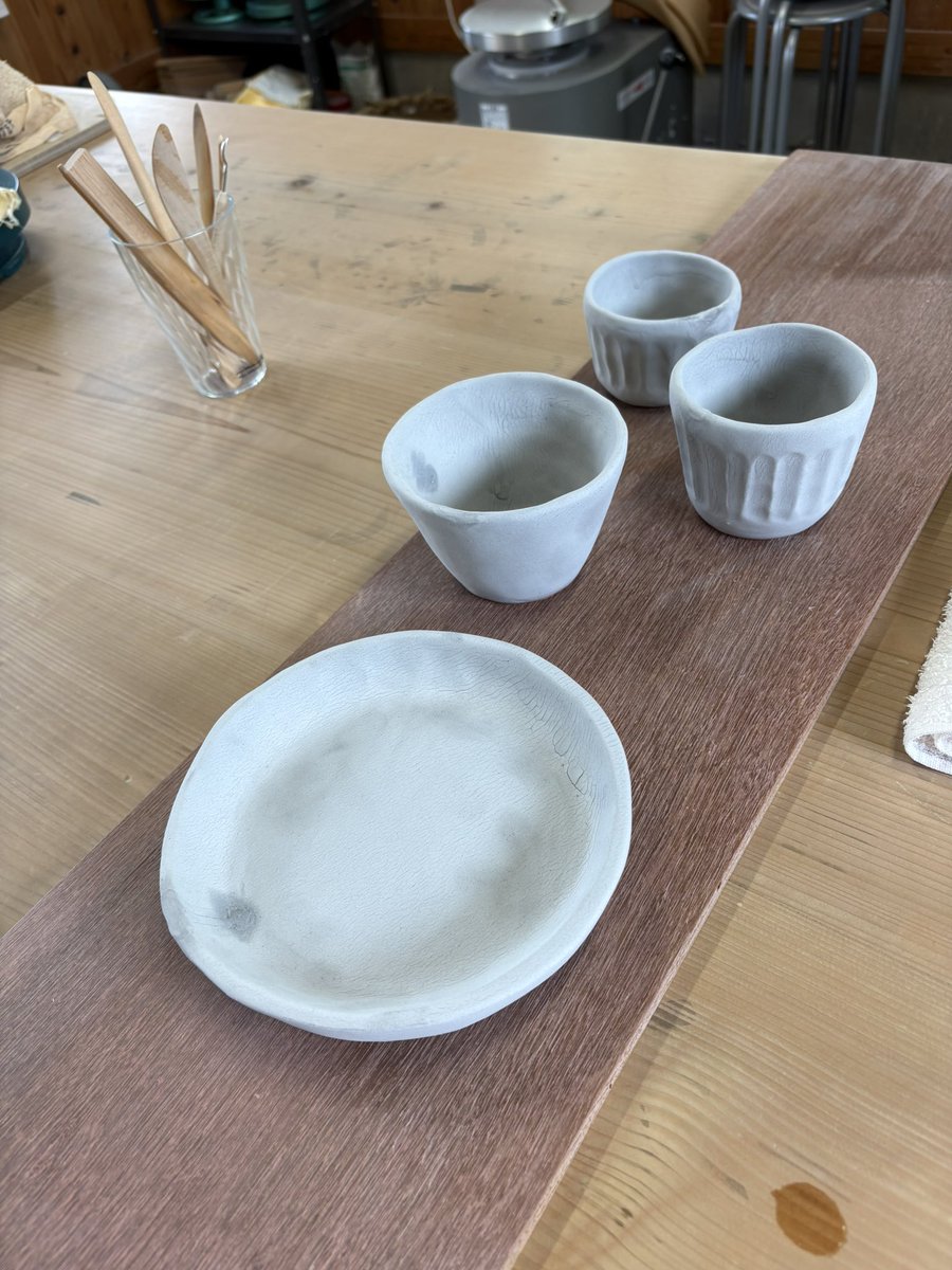 diary_naoko's tweet photo. 陶芸教室に行きました。
赤土で作った植木鉢の受け皿とカップに白い釉薬をかけました。
そしてお茶碗を削りました。

#陶芸 https://t.co/7v9sWovOxV