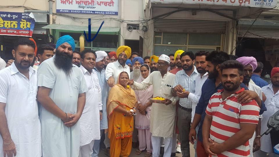 ishatpal's tweet photo. ਅਸੀਂ ਪਾਰਟੀ ਨਾਲ 2013-14 ਤੋਂ ਜੁੜੇ ਹੋਏ ਹਾਂ ਅਤੇ ਪਾਰਟੀ ਲਈ ਸਖ਼ਤ ਮਿਹਨਤ ਕਰ ਰਹੇ ਹਾਂ । ਅਸੀਂ ਪਾਰਟੀ ਦੇ ਛੁਪੇ ਹੋਏ ਵਰਕਰ ਹਾਂ, ਹਰ ਵਾਰ ਪਾਰਟੀ ਲਈ ਹਜ਼ਾਰਾਂ ਵੋਟਾਂ ਜੋੜਦੇ  ਹਾਂ । ਹਲਕੇ ਦੇ ਲੀਡਰ ਸਾਨੂੰ ਚੰਗੀ ਤਰ੍ਹਾਂ ਜਾਣਦੇ ਹਨ । ਪਾਰਟੀ ਨੂੰ ਜ਼ਮੀਨੀ ਪੱਧਰ ‘ਤੇ ਜਾਂਚ ਕਰਨੀ ਚਾਹੀਦੀ ਹੈ #BhagwantMann #msisodia #ArvindKejriwal https://t.co/a1tgvbD19G
